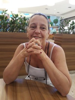 Pós graduada em Gestão Estratégica de Recursos Humanos, Bacharelado em Administração, Licenciatura em Filosofia, técnica em secretariado e Patologia Clínica.