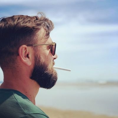 mes tweets n'impliquent que moi même. je crois que c'est la phrase consacrée