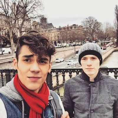 hola me llamo Fani soy de la ciudad de México tengo 23 años y naci el día 7 julio de 1995 soy fanática de cd9 y mis favoritos de cd9 es Alonso y alan