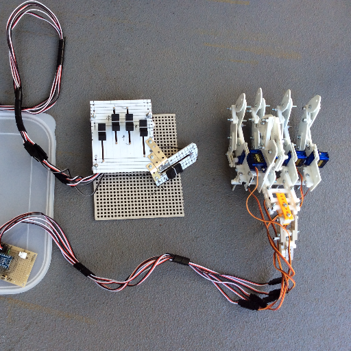 MakerFaireTokyo2018&2019&2020&2023N人機。安価で作りやすい(入手しやすい・アフォーダブルな)マスタースレーブ式操作のロボット作成中。身長204cm級スレーブロボットと等身大身長150cm級ロボット製作中。 2024年26thROBO-ONE Light歩く君2号初参加予選4位通過！