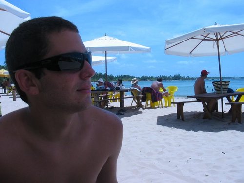 Meu nome é Rennan Diniz Cavalcanti, tenho mais de 20 anos, estudo direito, trabalho com imoveis e surfo nas horas vagas.