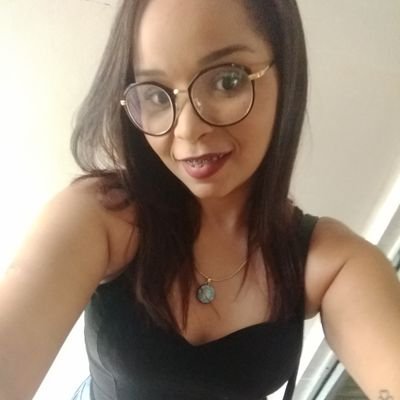 acho que por ser descontraída, alegre, maluca e viver a vida e saber dar valor a cada minuto.