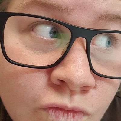 emmatmills's profile picture. possibly mentally unstable. moray definitely a nerd.