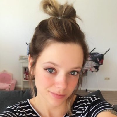 Femme simple , sympathique, j aime la lecture , les animaux , les infos , en formation dans le domaine de la pâtisserie
