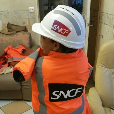 Géométrie de la voie chez @SNCFReseau VMS en IdF, pour que vos enfants ne finissent pas sous un train. Mes tweets n'engagent que moi.