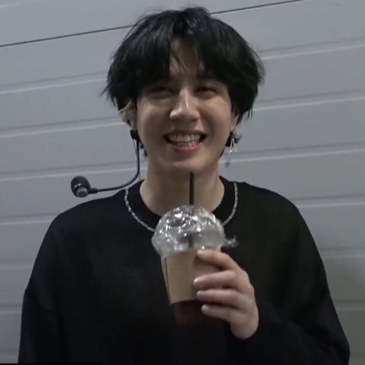 moonchi35648003's profile picture. STREAM NOT BY THE MOON 🌙
기리보이