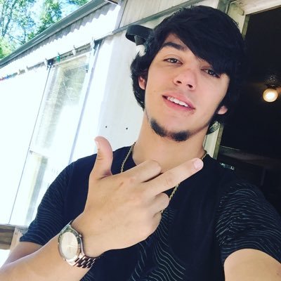 HunterReaves6's profile picture. Roll tide cold beer 😂😂