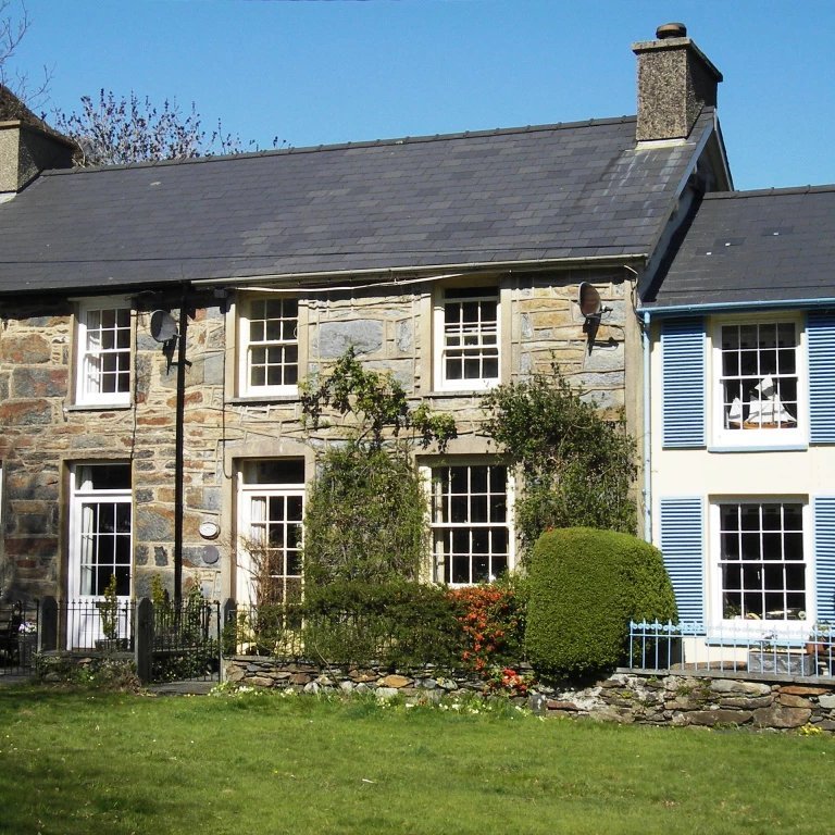 Cosy riverside holiday cottage on the village green. Away from the hustle & bustle of Beddgelert centre, but within 2 minutes walk of restaurants, pubs & shops.