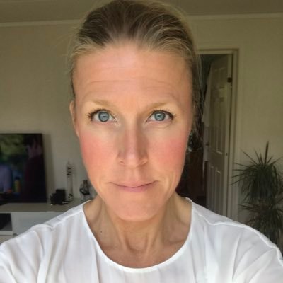 På jorden: Människa, kvinna, mamma, plastis och maka. Jobb: nyhetsjägare och presentatör på Sveriges Radio. Gillar: foto, löp och träning
