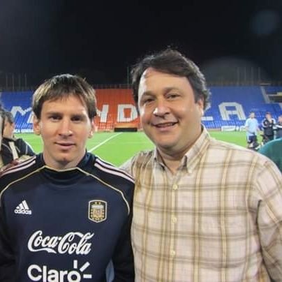 elpollorossi's profile picture. Periodista en  @climafutboldv. Productor General en @dobleviacontenidos Director Tecnico  de Futbol.Enamoradísimo de mi esposa, mis cuatro hijos y mi nieta Sofi