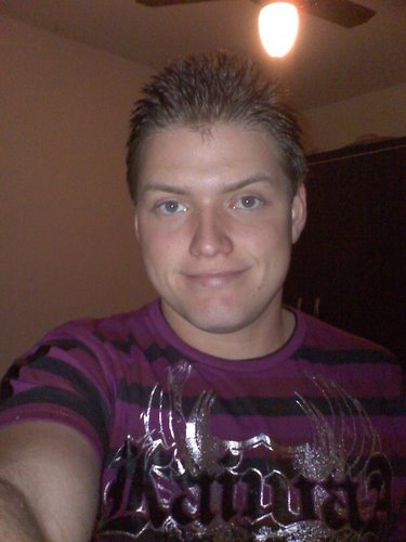 Levo a vida do jeito que ela é e sou feliz por isso!!pois a vida é feita pra se viver!!então viva ela intensamente p/ não se arrepender depois;)!!