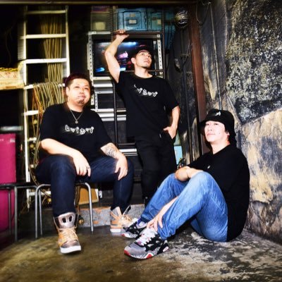 A trio who is active every day, mainly in Tokyo, as a bridge connecting Japanese street culture and entertainment. The members are D5, Nasty Muuuraaa and T2B.