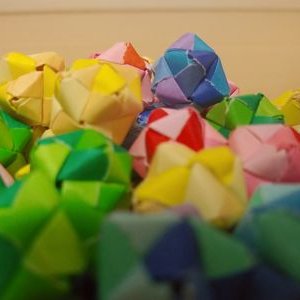 折り姫 折り紙作品 折り紙 宝箱 くすだま 宝箱を開けたら素敵な宝物が 宝箱とその中のくすだまを作ってみました 普通のくすだまとキラキラしたくす玉があるのでよ く見てみてください なお 宝箱はyoutubeの動画を参考に作っております