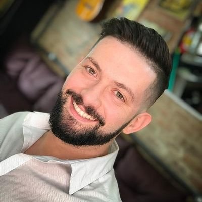 Marido da Juliana, papai do Vicente, tricolor de coração, administrador, especialista em e-commerce, mídias sociais e marketing digital.