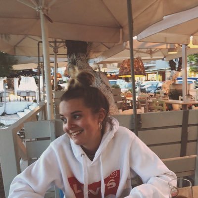 AnnieBurdick2's profile picture. Exeter College - 17