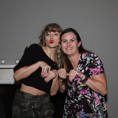 Hi! I'm Jessica. I met Taylor Swift 10/22/17 and it was everything. life is good. Instagram @theswiftiekittens for kitties and @themessiejessie 🐈🐶😊.