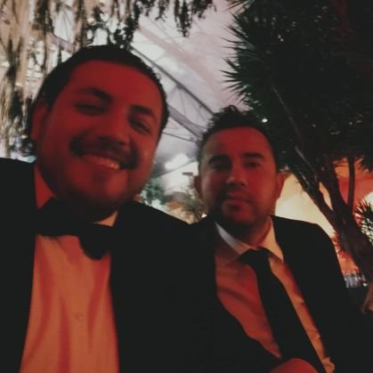 Melómano. Mujeriego pero no ejerzo. Adulto profesional.