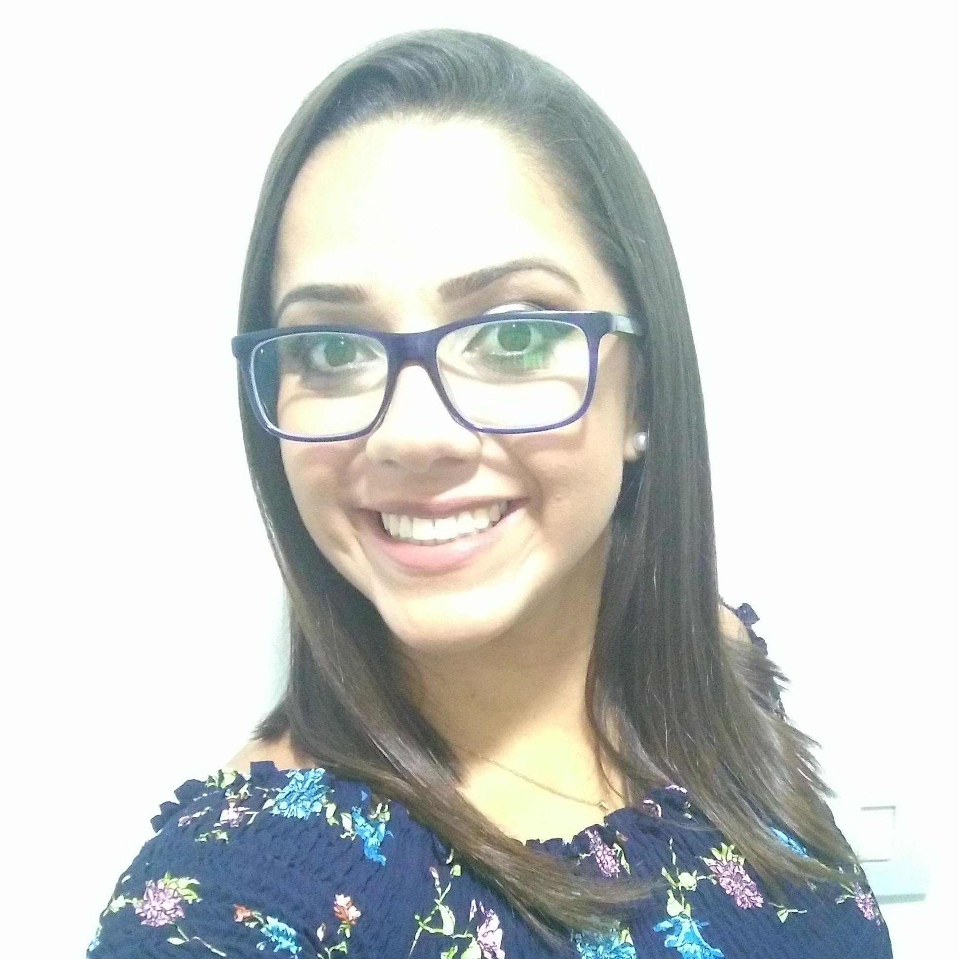 30 anos, Gremista, Professora formada em Pedagogia pela PUCRS e Pós-graduada.
