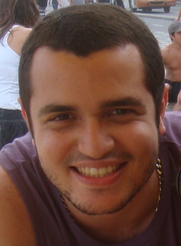 Contato publicitário da Pan. Também jogo videogame, assisto o canal Combate, como, durmo, etc..