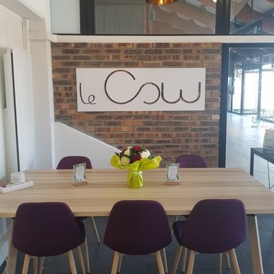 Venez passer un moment chaleureux dans un cadre cosy et unique dans notre espace de coworking en pleine gare SNCF de Villepinte, Parc des expositions !