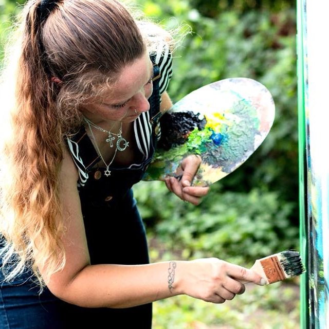 Dutch artist and illustrator, specialized in murals and portraits. Organiser of the dying project.