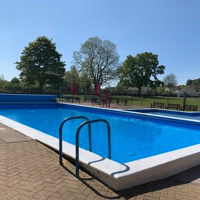 Heated outdoor pool. Hot and cold snacks. Picnic area, play park near by and free car parking. All run by local volunteers and qualified lifeguards.
