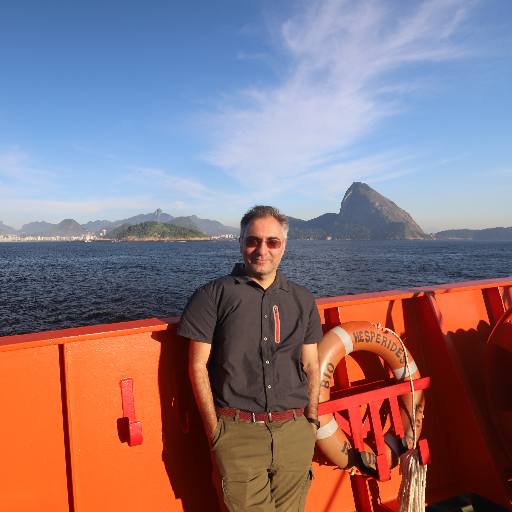 Oceanógrafo/Oceanólogo
Chasing fireworks on the seas from oceanographic vessels