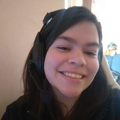 Uma pessoa feliz, que gosta de tocar piano e jogar alguns jogos. 🙃🎶🎮