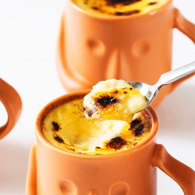 今話題の大阪新土産プリン 累計38万個販売 みんなに食べてもらいたいはにー うまいはにー 太古から目覚めたはにわと、なめらかプリンが融合。埴輪型陶器に入った自然派プリン。
可愛いパッケージはインパクト抜群。冷凍対応で消費期限60日、全国発送可能!
解凍時間で変わる食感も楽しめる新感覚プリンは、ギフトやお土産にも最適です