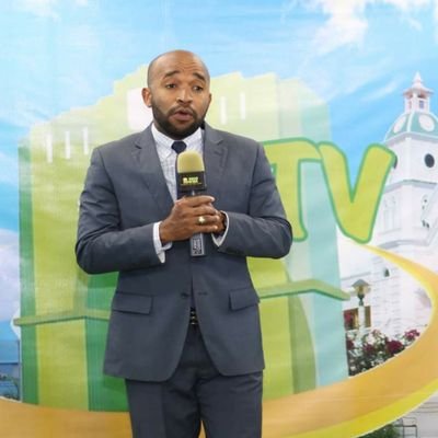 Periodista, Locutor y Docente, de San Juan de la Maguana. 3 veces ganador de micrófonos de Oro, mejor  programa de Tv, mejor Digital y Periodista del año.✨