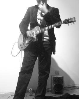 Rafael Velásquez Ross (Chile, 1975)..... Bachiller, Licenciado, Docente, Magister, Compositor, Director, músico, amante del vino, sibarita y maestro cervecero.