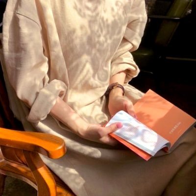 حدثني حدسي أن هناك ربيعاً سينبُت في صدري، و أني إمرأة ذات حظ ٍعظيم..🌿