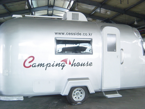 CampingHouse's profile picture. 우리는 여행을 통해 자신을 본다. 세상과 마주서는 법을 배우는 자신을, 일말의 두려움을 떨쳐버리기 위해 눈을 부릅뜨는 자신을...