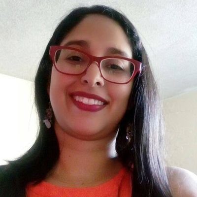 Comunicadora social, comprometida con la promoción de los derechos humanos. Mi tesoro más preciado, mi familia. Frase: Un día a la vez. Mi pasión: el teatro!