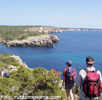 Soy el espíritu del Camí de cavalls, ruta histórica para senderismo en MENORCA. I'm the spirit of the Ancient coastal pathway of Menorca. Do you Like Hiking?