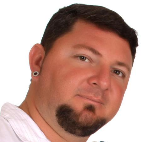 SOU PROGRAMADOR MUSICAL DA 104FM EM NATAL NO RN E TRABALHO AQUI HA 15 ANOS E GOSTO MUITO DO QUE FAÇO E TAMBEM TRABALHO COM SONOPLASTIA