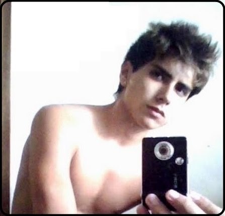 Caresmatico, Sincéro, companheiro. Amo fazer coisas novas. Adoro filmes de terror, apaixonado por Halls de uva, sempre procuro dar o melhor de mim ;* Follow?