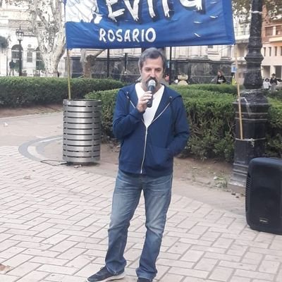 Militante del Movimiento Evita. Periodista, rosarino, peronista y de Central