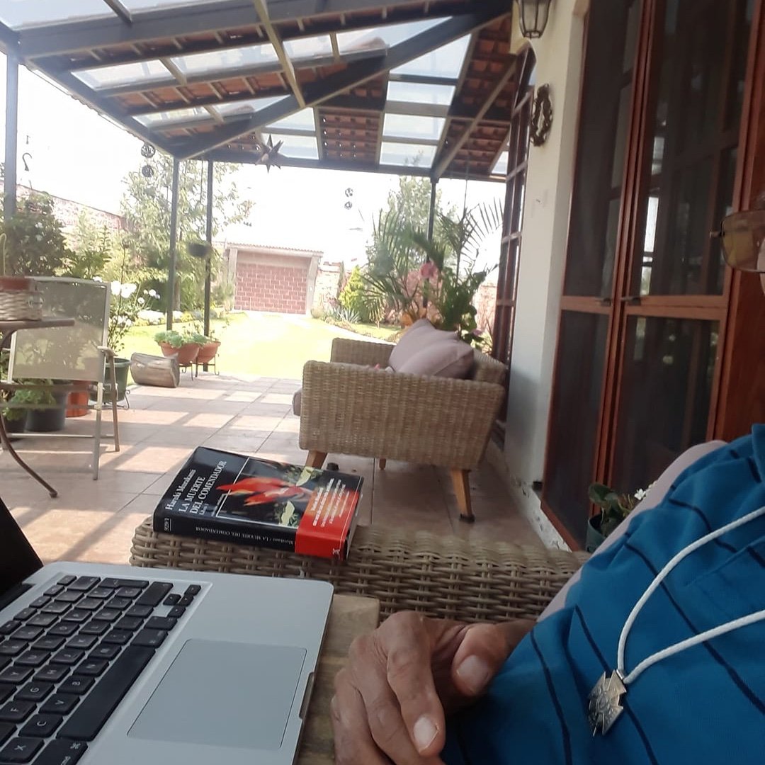 He comenzado con mi cometido de escribir tres libros, pero debo organizarme, para entrenar, practicar yoga, preparar mi desayuno, descansar e ir al cine.