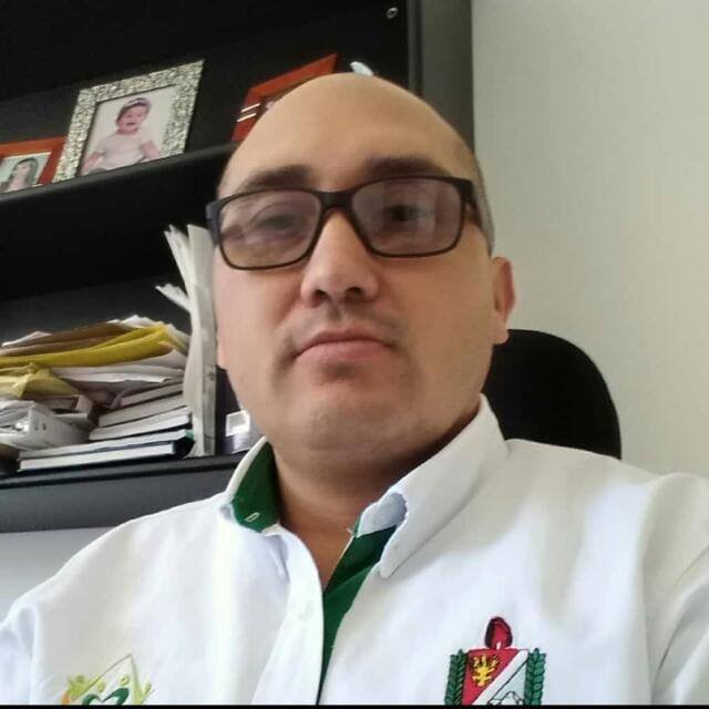 Médico, especialista en Gerencia de Proyectos.