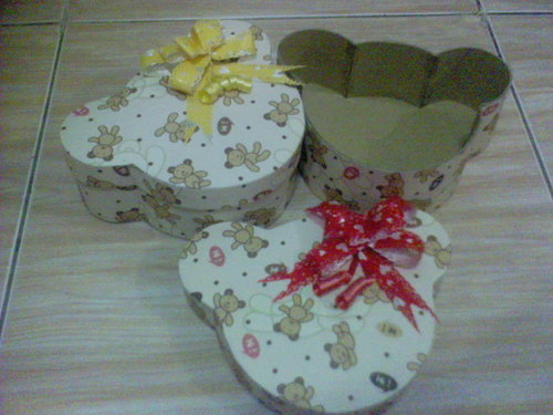 Ourel_GiftBox's profile picture. menjual dan menerima pesanan kotak kado berbagai macam bentuk, motif dan ukuran yang diinginkan. dengan harga yang murahnya selangit!!