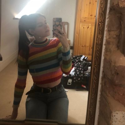 I5old3's profile picture. “She thought it was the ocean, it's just the pool” 😪