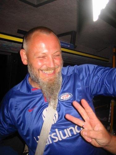 Enga-supporter. Single malts whisky er tingen. Led Zeppelin er favorittbandet.