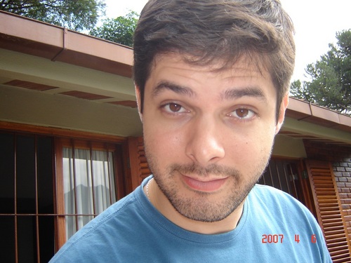 Um profissional de TI sempre em busca  de desafios e de ajudar os outros trabalhando.