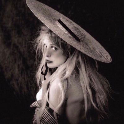 T1XcAoXflVTed4N's profile picture. 