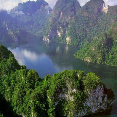 Local tour operator offering guided tours to the Floating bungalows of Cheow Larn Lake, and the surrounding area of Khao Sok National Park.