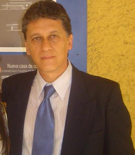 Arquitecto, egresado de la UNAM. Músico, Profesor universitario, carpintero y además futbolista.