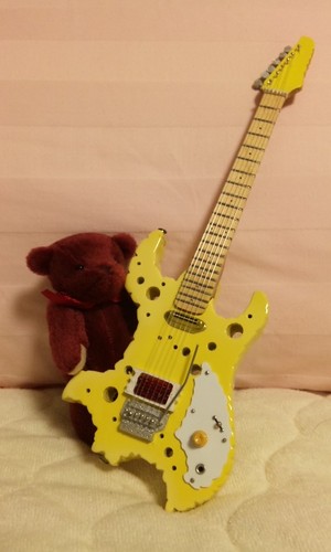 A big rock fan that loves cats .Live to love GN'R(past,present,future-I believe),Bumblefoot,KISS,and others .ロック,猫と美味しい物に燃えます!メタルオバサン(オバサンとは思ってないけど)