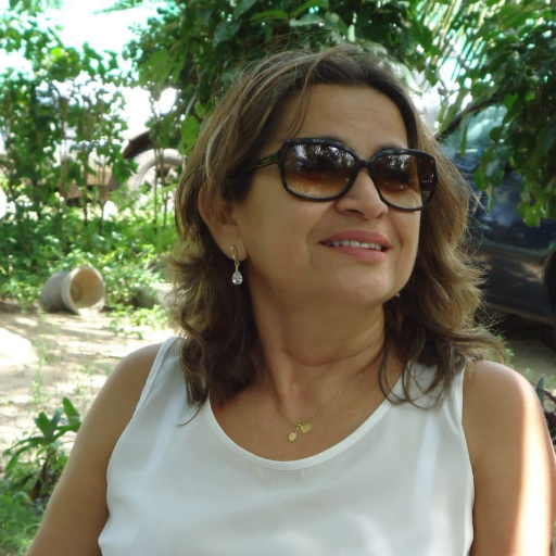 Jornalista, querendo saber do mundo e querendo entender o mundo. Bisavó, encantada com o mundo.