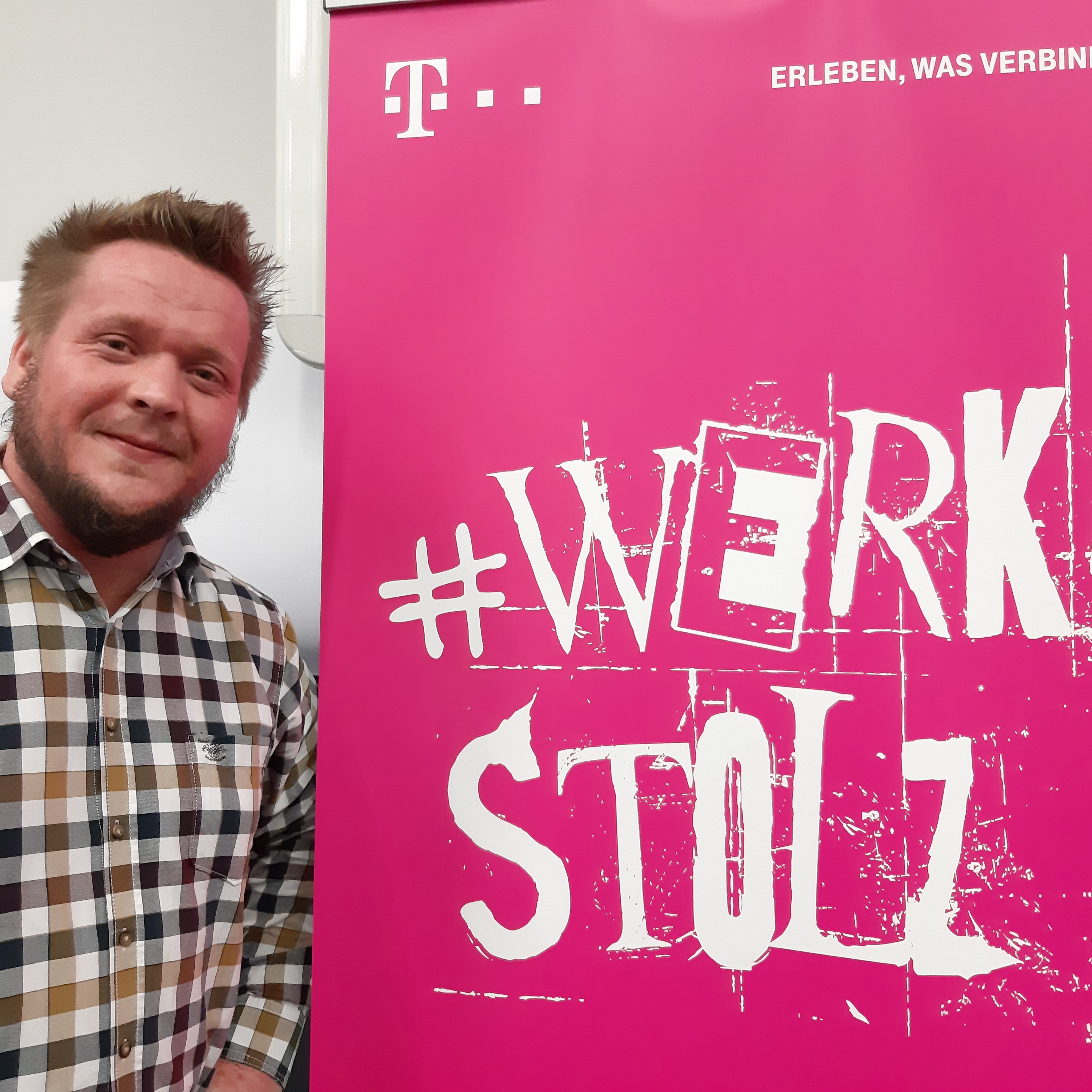 Als #TelekomBotschafter und #LikenderAngestellter für Euch #dabei.
Spricht u.a. fließend Dreiviertel/Viertel-vor, macht gern Spaß und liebt Musik